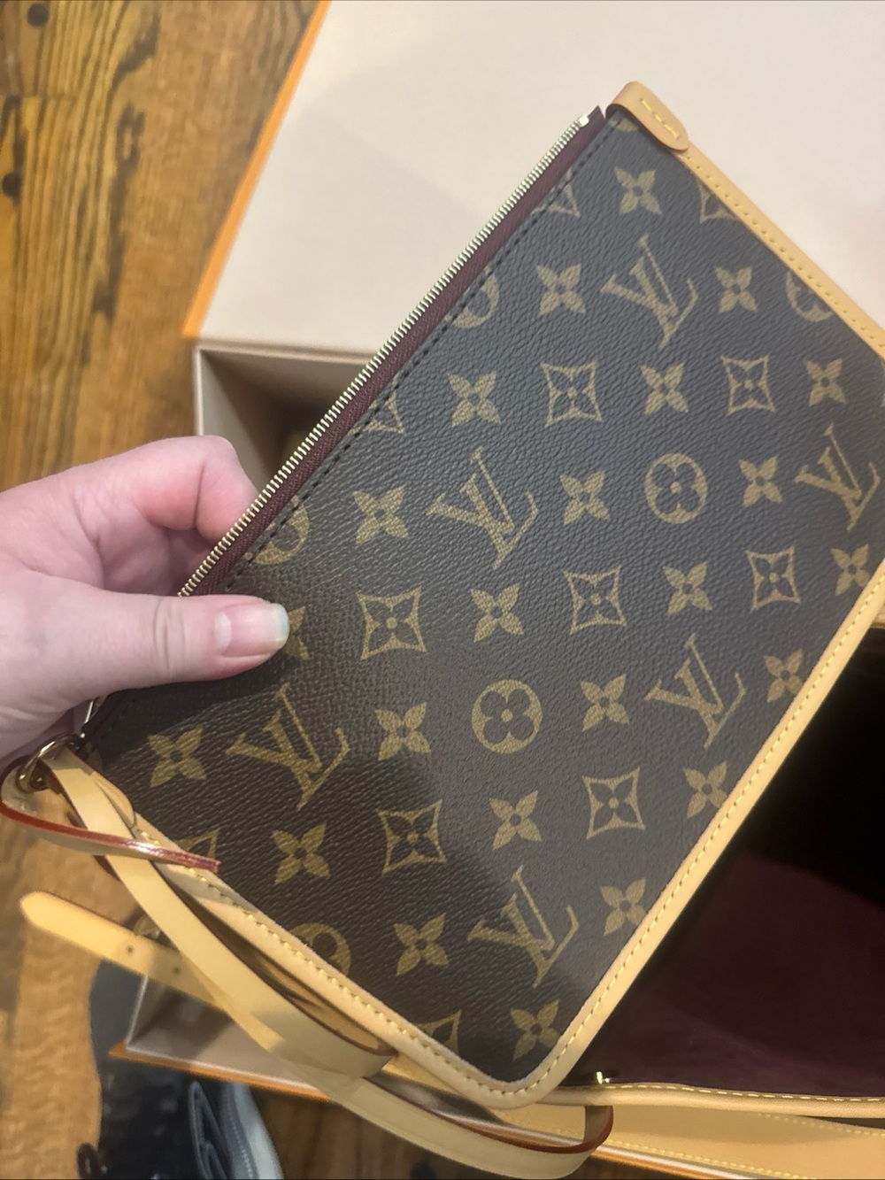 Louis Vuitton/ Monogram/Carry All MM Bag with Natural Vachetta Trim/NIB! NEW! - Picture 11 of 15